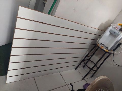 Painel de parede branco para organização