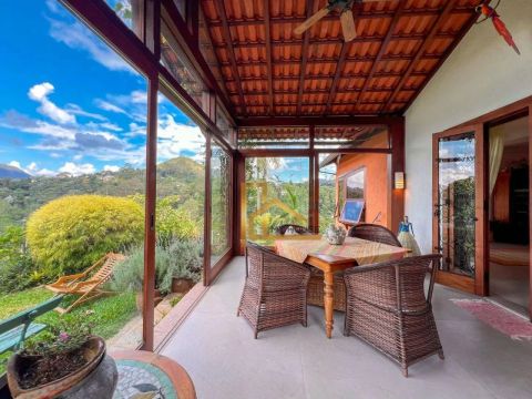 Casa com 4 quartos dentro de condomínio clube de Teresópolis