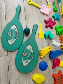 mais de 50 peças de brinquedos para areia e um frescobol para adulto
