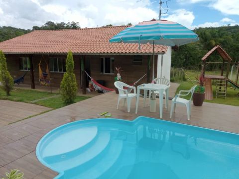 Casa com piscina para temporada em local tranquilo