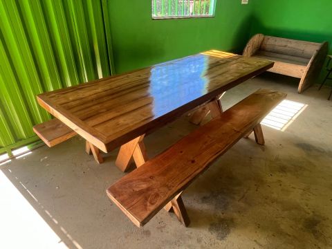 Mesa rústica de madeira 