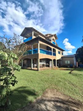 Chácara com uma linda casa com três andares