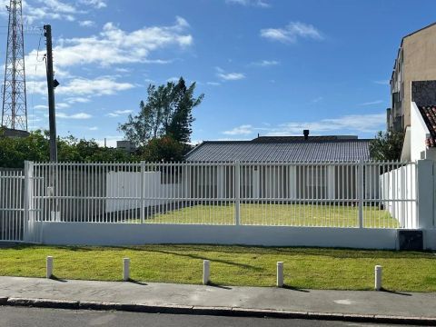 Casa com excelente localização.