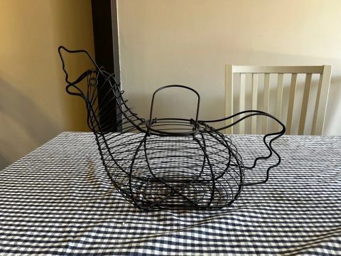 Galinha em aramado para armazenar ovos