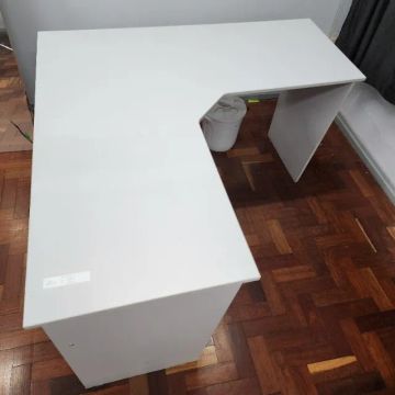Escrivaninha para escritório em V