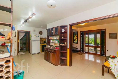 Casa à venda em Lomba do Pinheiro com 257 m², 3 quartos, 3 suítes, 3 vagas