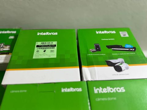 Câmeras, mesa de controle, antenas WIFi e Switche