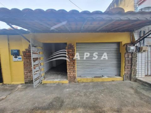 CASA NO JÓQUEI CLUBE, DISPÕE DE 1 QUARTO, SALA DE ESTAR, COZINHA E BANHEIRO. PONTO DE ÔNIB