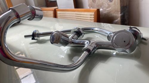 Duas torneiras Torneira para Cozinha em Aço Inox