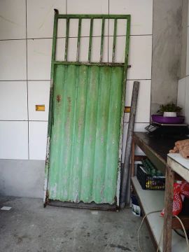 Porta de aço verde, usada