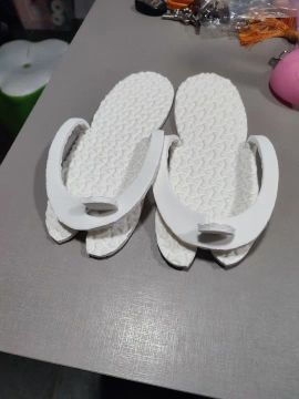 Duzentos e quarenta e três pares de Chinelo branco antiderrapante
