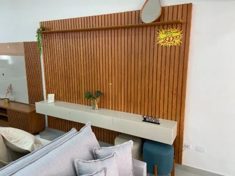 Painel Home Ripado c/ Nicho e Prateleira - Estilo e Funcionalidade