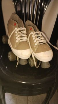 Patins quatro rodas semi-novo 