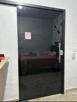 Porta de correr em vidro temperado preto