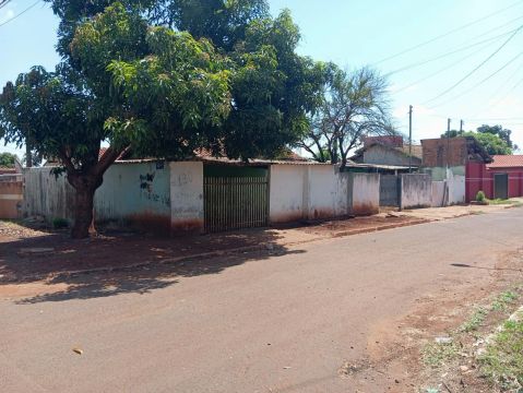 Vendo casa com duas kitinetes 