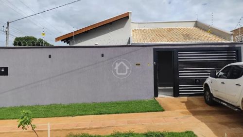 CASA COM 03 QUARTOS SENDO 02 SUITES
