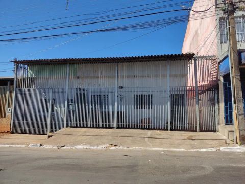 Lote com casas para aluguel. Renda imediata.
