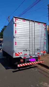 Caminhão Baú em Ótimo Estado