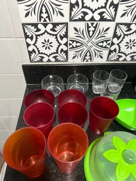 Copos de vidro (2) e acrílico (5), potes (4)