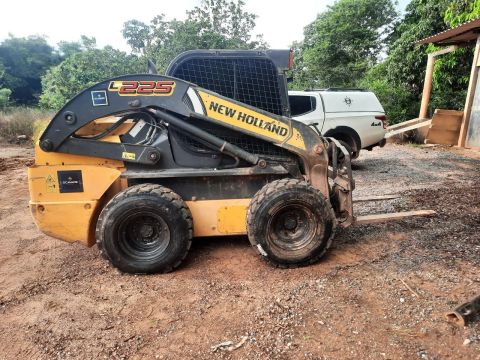Mini Carregadeira New Holland L225