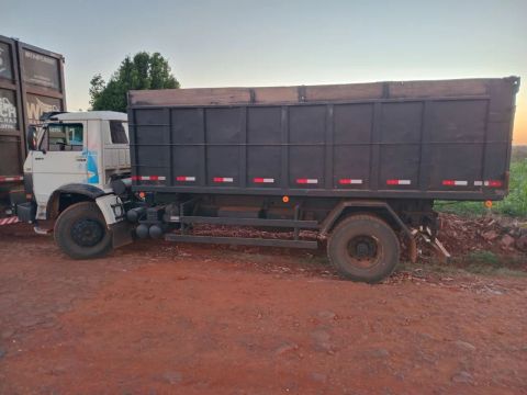 Caminhão caçamba toco 