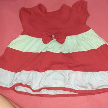 Roupas de bebê menina.