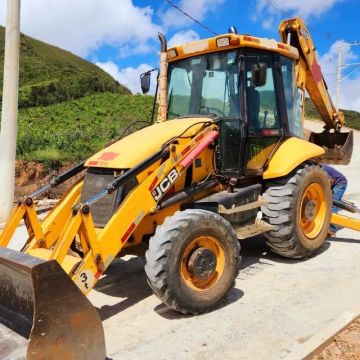 RETROESCAVADEIRA JCB 3C 4X4 ANO 2011