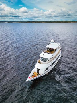 Barco de 3 andares 100% mobiliado 