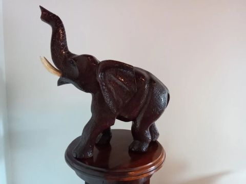 Elefante de madeira esculpido - decoração de casa