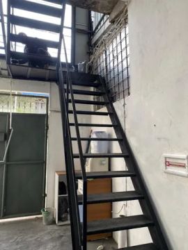 Escada reta com patamar 