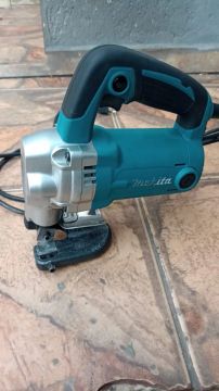 Cortador de Metal Makita, é usado, mas está em ótimo estado,barato pra logo