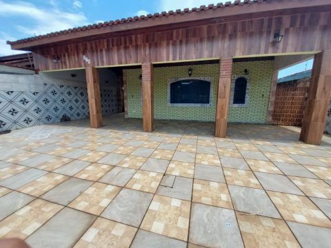 Casa à Venda em Peruíbe: Conforto e Tradição Perto da Praia!