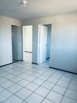 Apartamento para aluguel possui 50 metros quadrados com 2 quartos em Lagoa Redonda - Forta