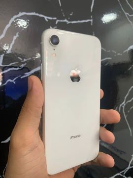 iPhone XR branco 128GB
