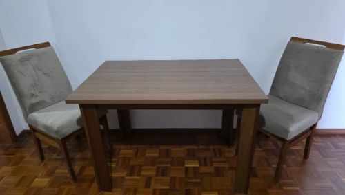 Mesa de jantar retangular com 2 cadeiras