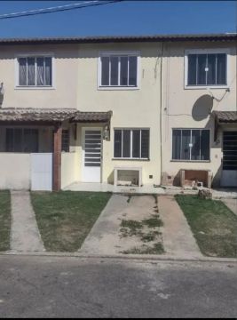 Casa duplex em condomínio fechado 