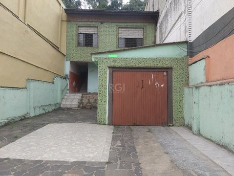 Casa com 4 dormitórios, 2 salas, 3 banheiros, bem conservada no bairro Agronomia, com esta