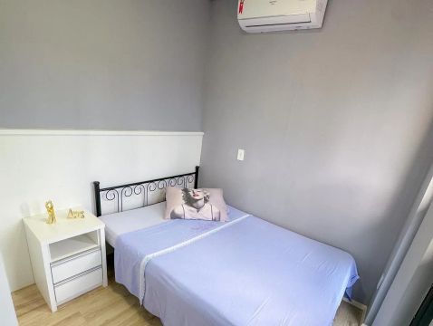 Casa contêiner na Guarda do Embau e apartamento frente mar na Praia do Sonho 