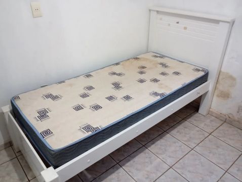 Cama de solteiro branca com colchão