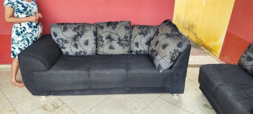 Sofá 3 e 2 lugares com almofadas estampadas