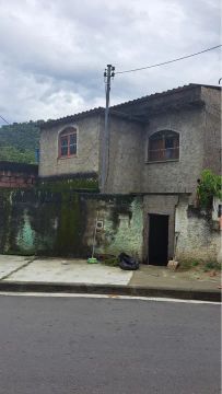 Casa para venda em rua tranquila
