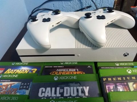 Xbox One com jogos e controles