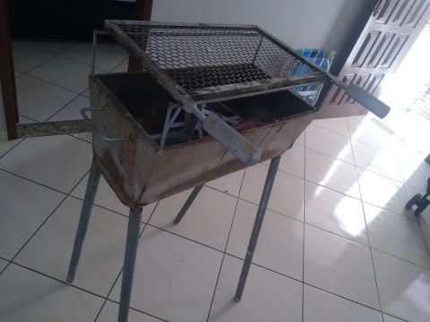 Vendo churrasqueira com material toda em chapa de aço e grelha resistente 