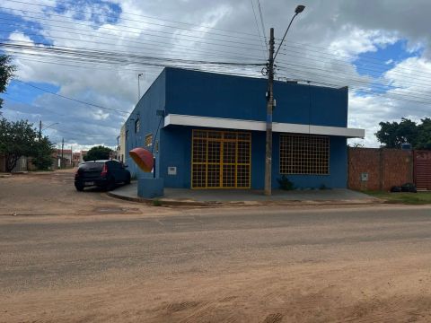 ALUGA-SE SALÃO COMERCIAL