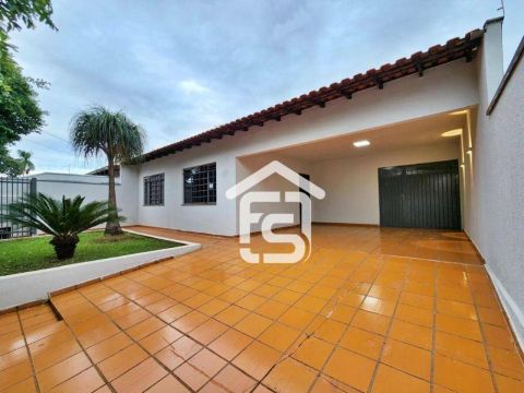 ALUGO - Casa com Edicula na Região Leste
