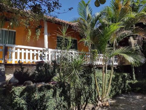 Casa com 5 quartos + 2 kitnets e amplo terreno com árvores frutíferas em Balneário Cambori