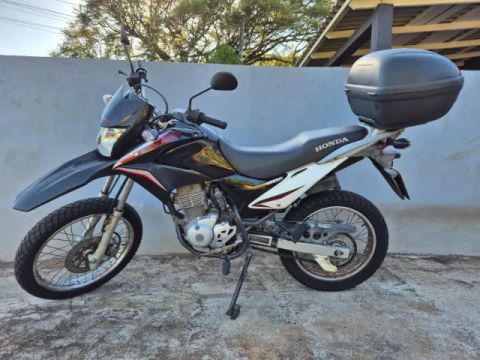 Vendo Bros ESD 2014 (partida e freio a disco D.). Com baú Givi