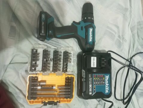 Parafusadeira/Furadeira Makita 12V com Acessórios