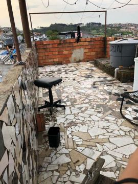 Aluga se 2 cômodos no alto da rivieira