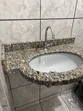Pia em Granito e vaso sanitário.